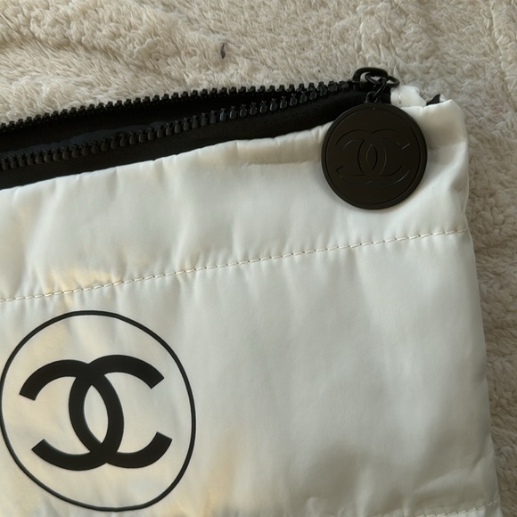 Chanel make up bag - Picture 3 of 5